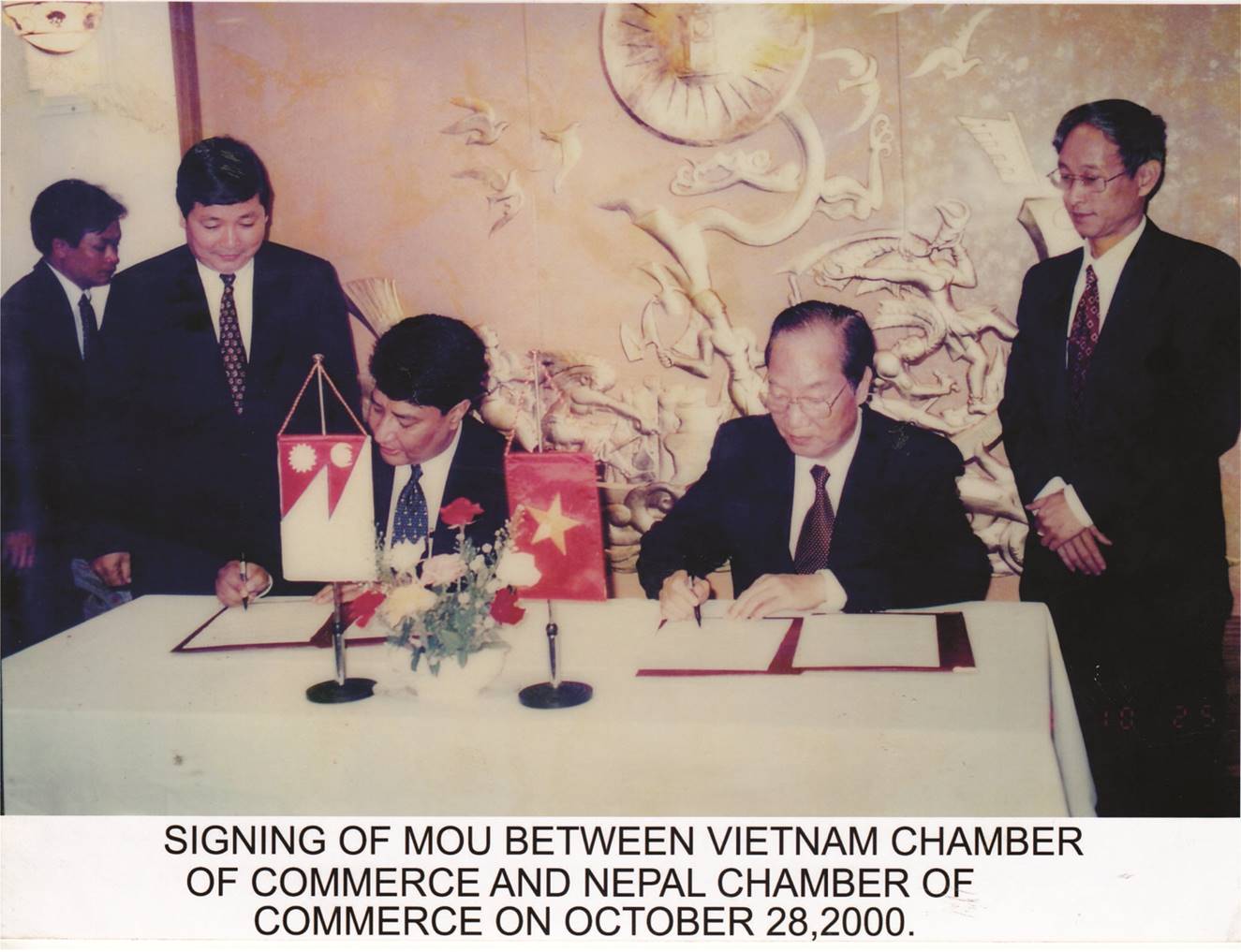 1750567730_SIGNING-OF-MOU-BETWEEN-VIETNAM-CHAMBER-OF-COMMERCE-AND-NEPAL-CHAMBER-OF-COMMERCE-ON-OCTOBER-282000-1.jpg